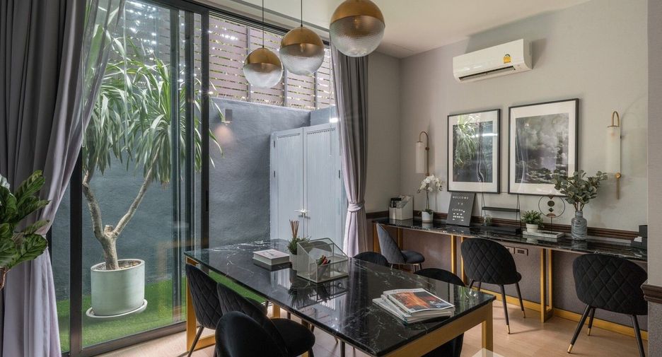 For sale 3 bedrooms townhouse in Phra Khanong, Bangkok