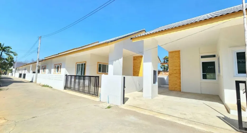 For rent 3 bedrooms house in Saraphi, Chiang Mai