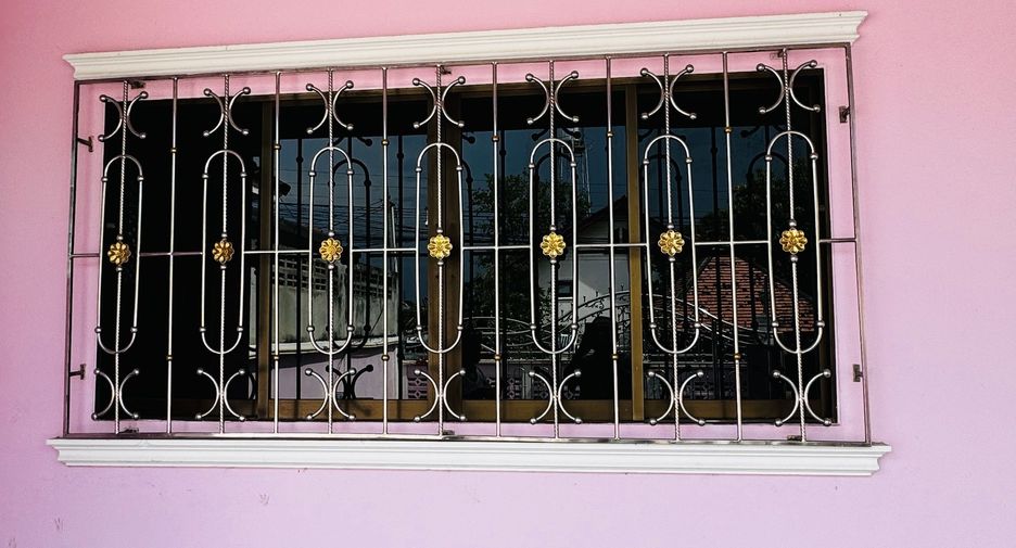 For sale 4 bedrooms house in Mueang Chiang Mai, Chiang Mai