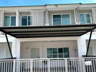 Casa adosada en alquiler de 3 habitaciones en Mueang Chiang Mai, Chiang Mai