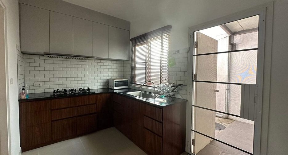 For rent 3 bedrooms townhouse in Mueang Chiang Mai, Chiang Mai