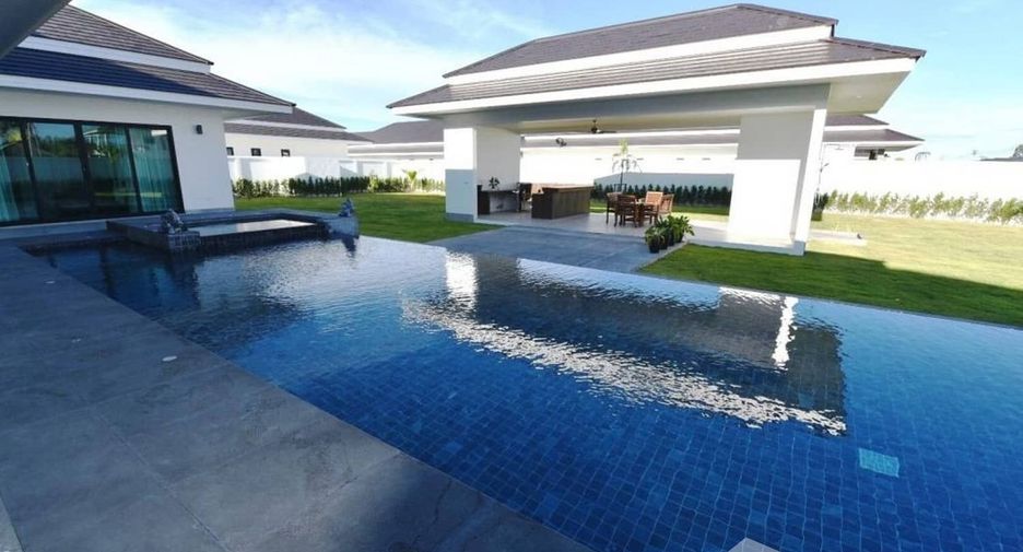 For sale 4 bedrooms villa in Cha Am, Phetchaburi