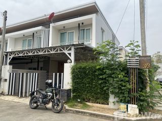 Casa adosada en alquiler de 3 habitaciones en Mueang Chiang Mai, Chiang Mai