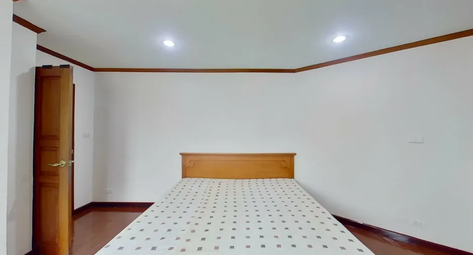 For sale and for rent 3 bedrooms condo in Watthana, Bangkok