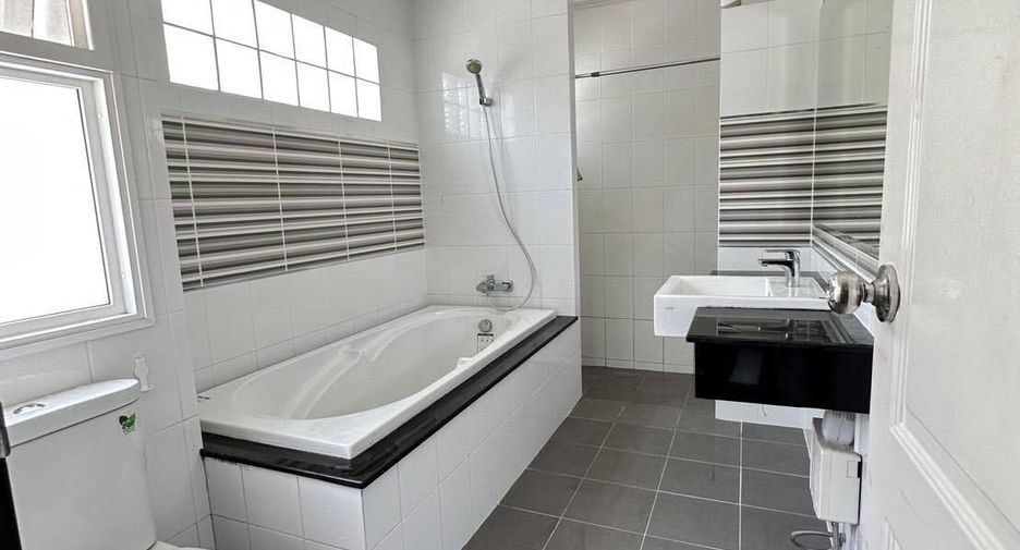 For sale 4 bedrooms house in Mueang Chiang Mai, Chiang Mai