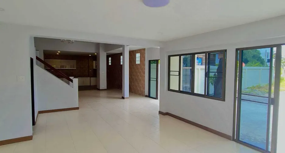 For sale and for rent 4 bedrooms townhouse in Yan Nawa, Bangkok