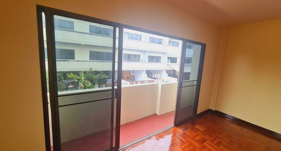 For sale and for rent 4 bedrooms townhouse in Yan Nawa, Bangkok