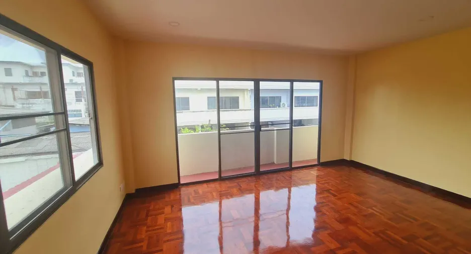 For sale and for rent 4 bedrooms townhouse in Yan Nawa, Bangkok