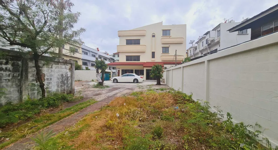 For sale and for rent 4 bedrooms townhouse in Yan Nawa, Bangkok
