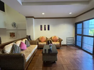 À louer 4 chambres maison de ville à Hua Hin, Prachuap Khiri Khan