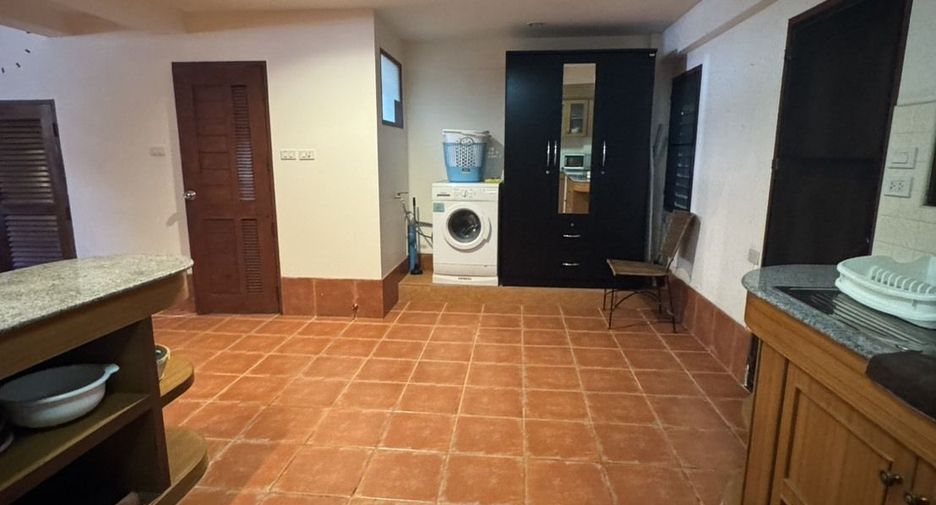 For rent 4 bedrooms townhouse in Hua Hin, Prachuap Khiri Khan
