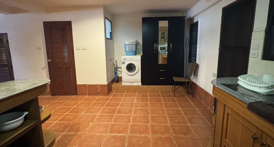For rent 4 bedrooms townhouse in Hua Hin, Prachuap Khiri Khan