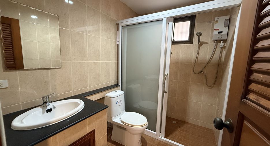 For rent 4 bedrooms villa in Bang Lamung, Chonburi