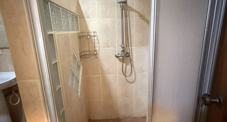 For rent 4 bedrooms villa in Bang Lamung, Chonburi