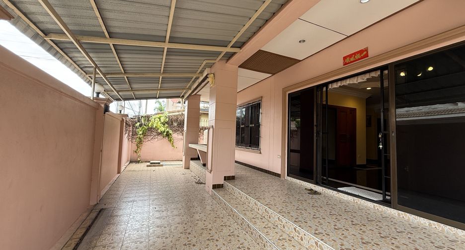 For rent 4 bedrooms villa in Bang Lamung, Chonburi
