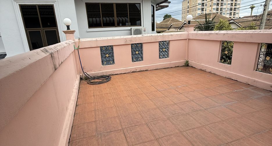 For rent 4 bedrooms villa in Bang Lamung, Chonburi