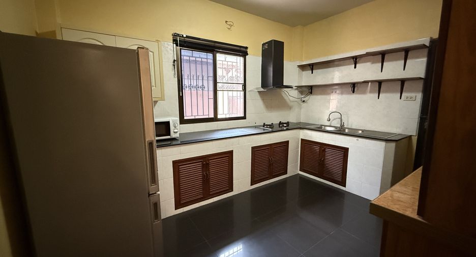 For rent 4 bedrooms villa in Bang Lamung, Chonburi