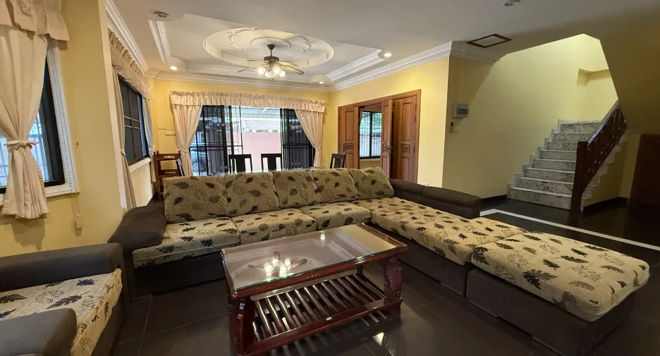 For rent 4 bedrooms villa in Bang Lamung, Chonburi