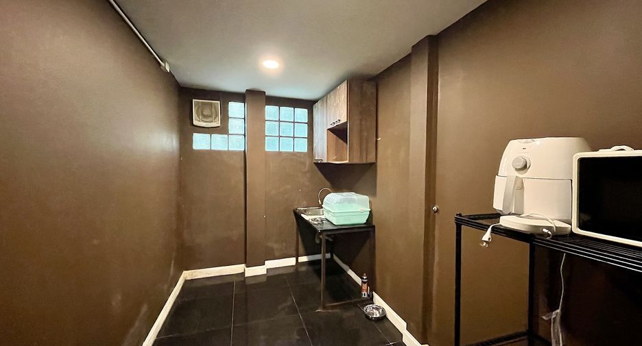 For rent 2 bedrooms townhouse in Mueang Chiang Mai, Chiang Mai