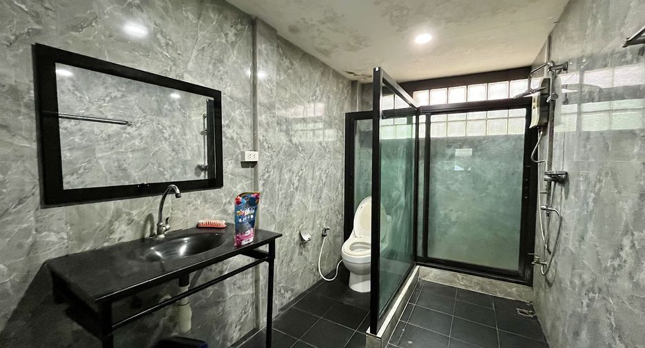 For rent 2 bedrooms townhouse in Mueang Chiang Mai, Chiang Mai