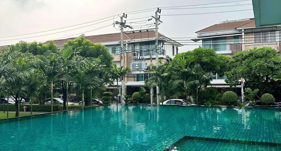 For sale 3 bedrooms townhouse in Bueng Kum, Bangkok