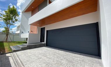 For sale 5 bedrooms house in Mueang Chiang Mai, Chiang Mai
