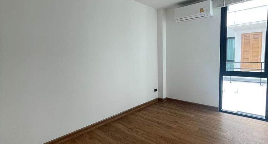 For sale 4 bedrooms townhouse in San Sai, Chiang Mai