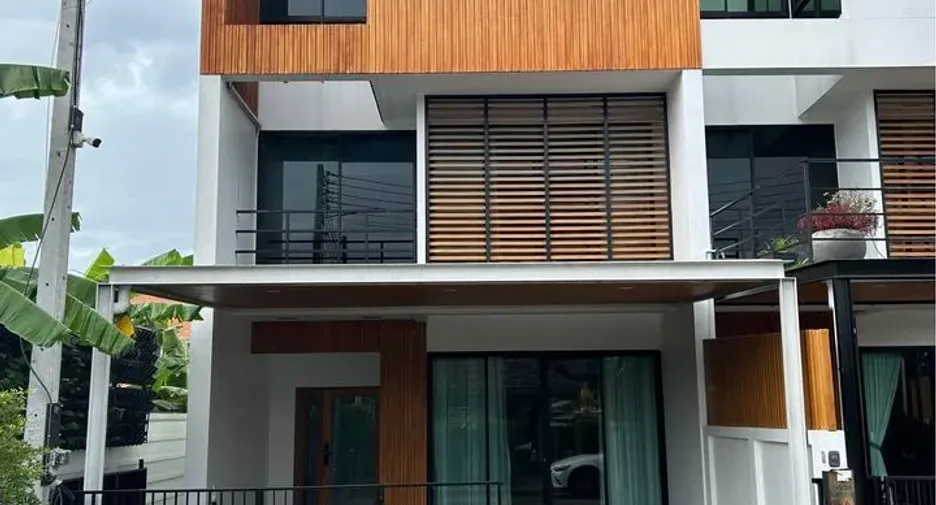 For sale 4 bedrooms townhouse in San Sai, Chiang Mai