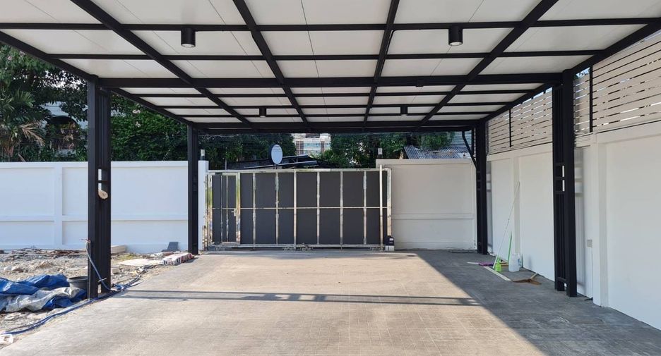 For sale 1 bed retail Space in Wang Thonglang, Bangkok