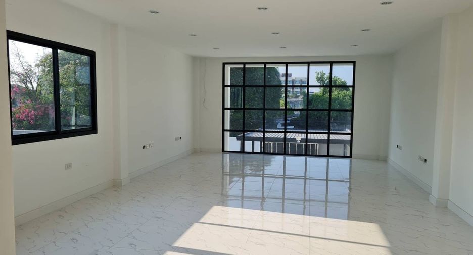 For sale 1 bed retail Space in Wang Thonglang, Bangkok