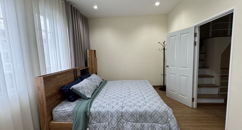 For rent 4 bedrooms townhouse in Mueang Chiang Mai, Chiang Mai