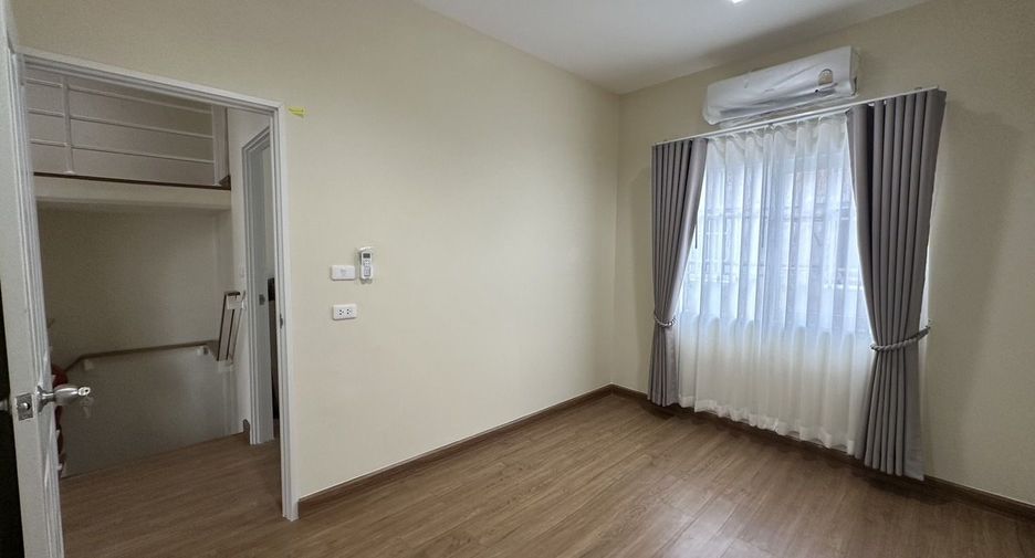 For rent 4 bedrooms townhouse in Mueang Chiang Mai, Chiang Mai