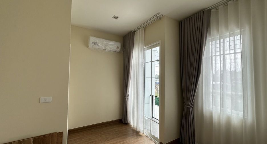 For rent 4 bedrooms townhouse in Mueang Chiang Mai, Chiang Mai