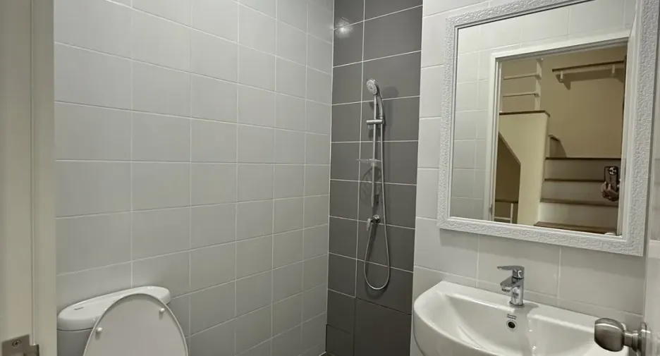For rent 4 bedrooms townhouse in Mueang Chiang Mai, Chiang Mai