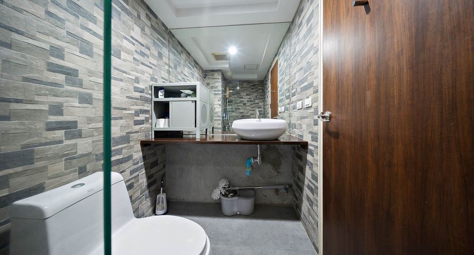 For sale studio condo in Khlong Toei, Bangkok