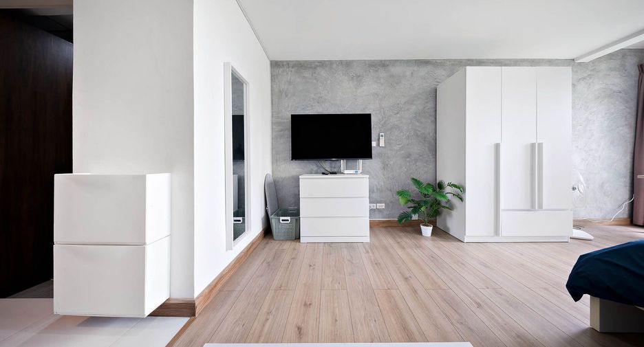 For sale studio condo in Khlong Toei, Bangkok