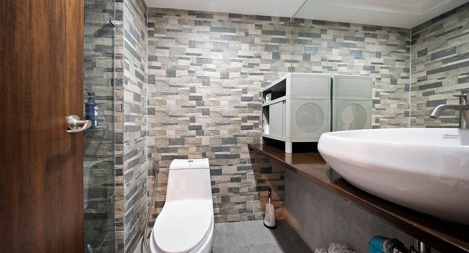 For sale studio condo in Khlong Toei, Bangkok