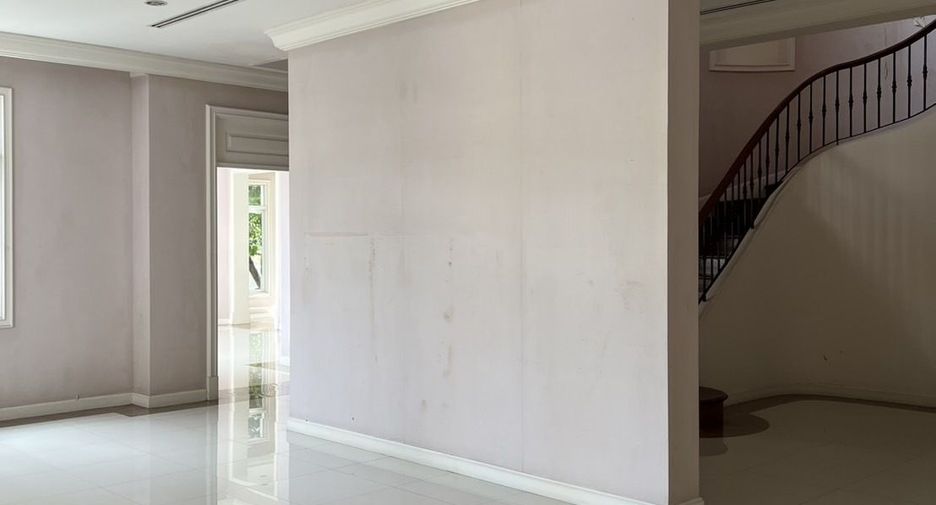Casa en venta de 4 habitaciones en Lat Phrao, Bangkok