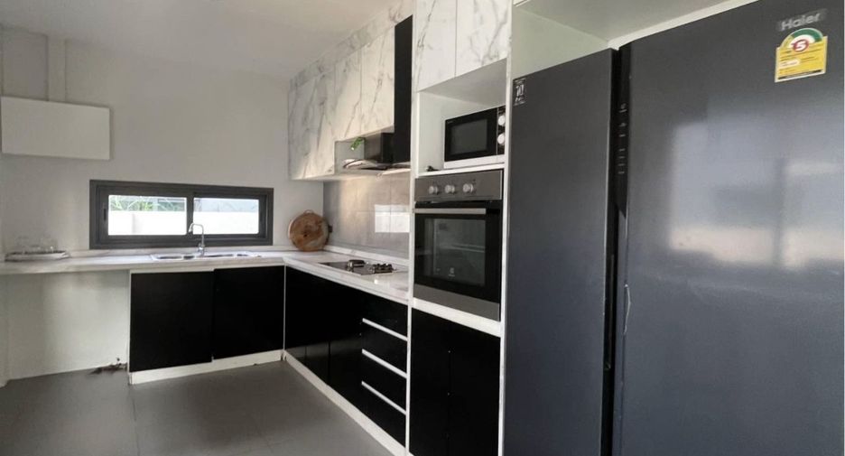 Casa en alquiler de 4 habitaciones en Bang Lamung, Chonburi