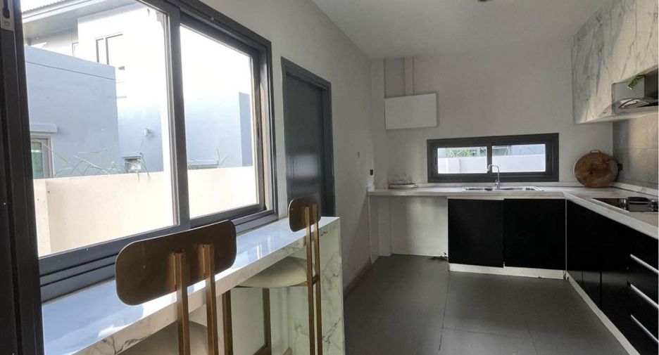 Casa en alquiler de 4 habitaciones en Bang Lamung, Chonburi