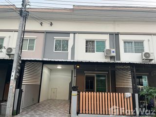 Casa adosada en venta de 3 habitaciones en Bang Sao Thong, Samut Prakan