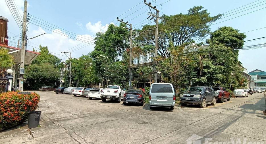 For sale 3 bedrooms townhouse in Thung Khru, Bangkok