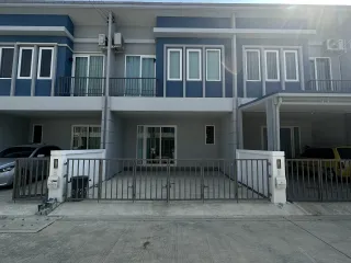 À vendre et à louer 3 chambres maison de ville à Thanyaburi, Pathum Thani