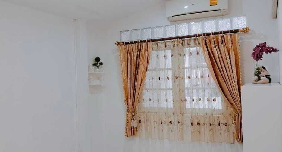 For sale 4 bedrooms townhouse in Lat Phrao, Bangkok