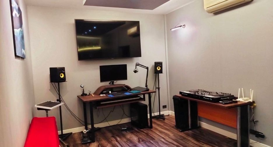 For sale 4 bedrooms townhouse in Lat Phrao, Bangkok