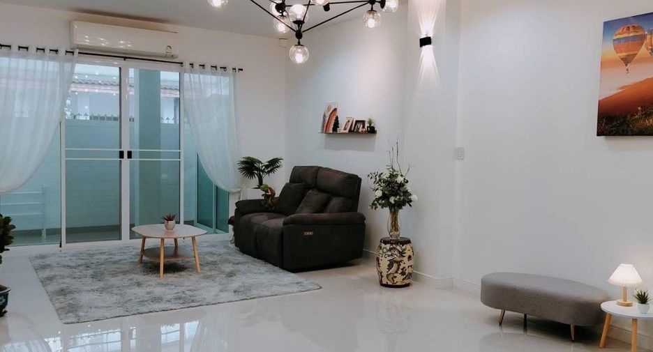 For sale 4 bedrooms townhouse in Lat Phrao, Bangkok