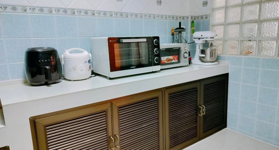For sale 4 bedrooms townhouse in Lat Phrao, Bangkok