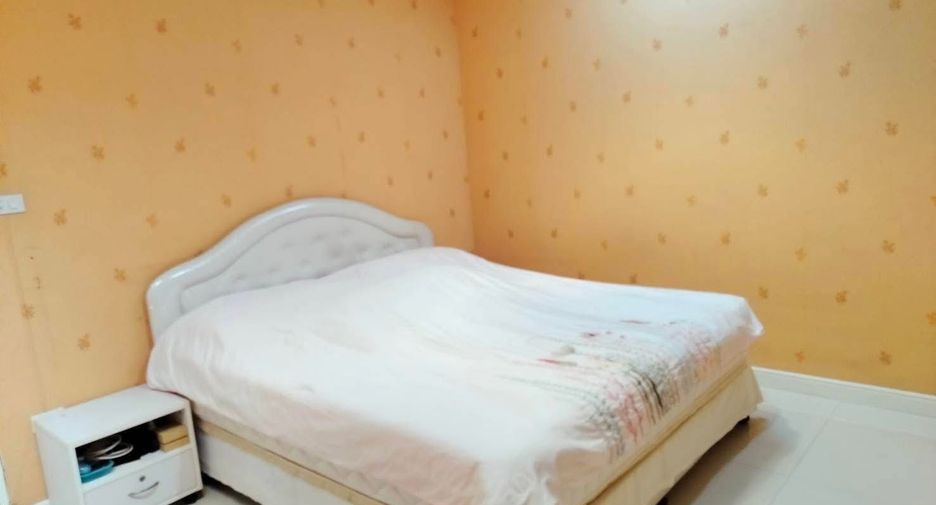 For sale 4 bedrooms townhouse in Lat Phrao, Bangkok