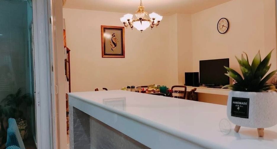 For sale 4 bedrooms townhouse in Lat Phrao, Bangkok