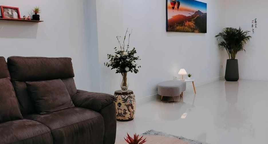 For sale 4 bedrooms townhouse in Lat Phrao, Bangkok